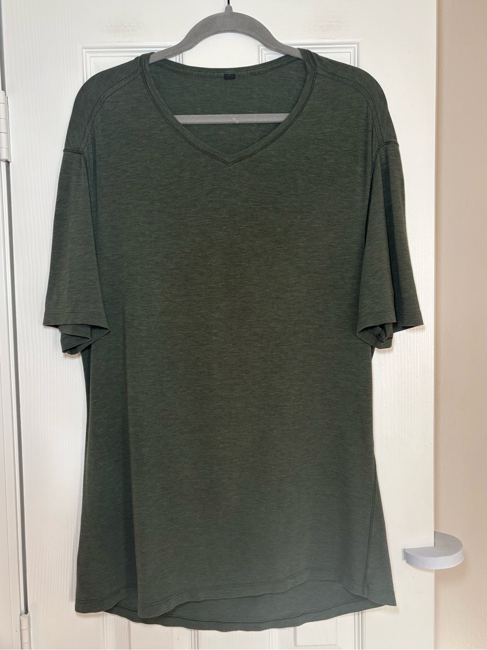 Lululemon Men’s Green V-Neck Short Sleeve Shirt Large